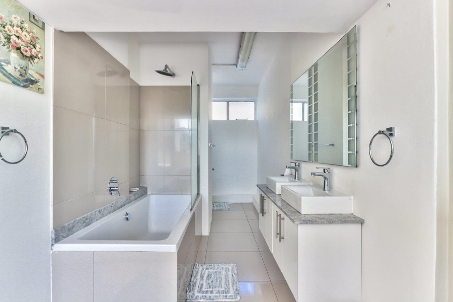 To Let 3 Bedroom Property for Rent in Sea Point Western Cape